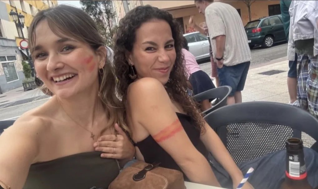 Dos amigas en la terraza de Manas en la calle Facetos