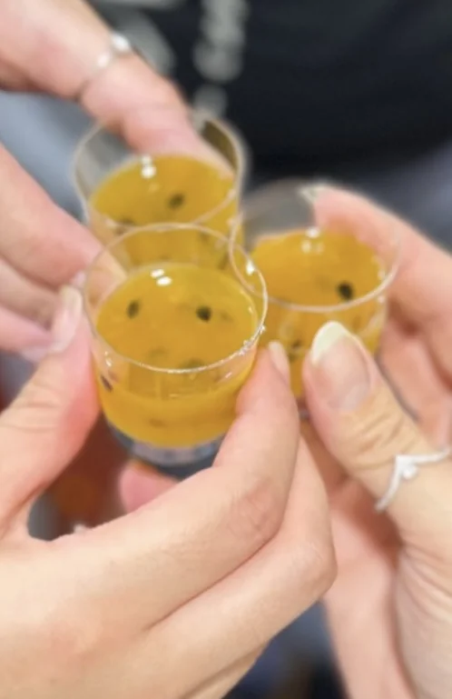 Brindis con chupitos de maracuyá