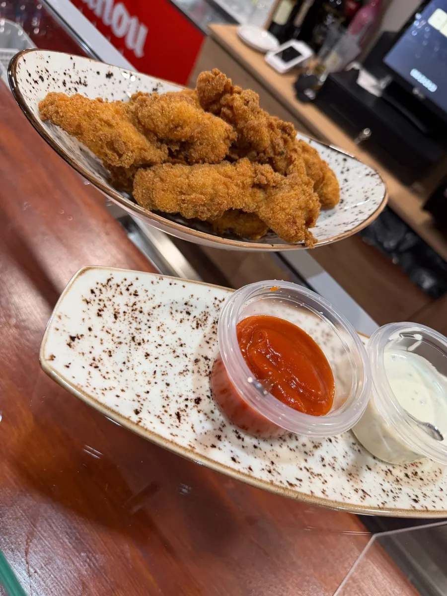 Fingers de pollo con salsas en la barra de Manas